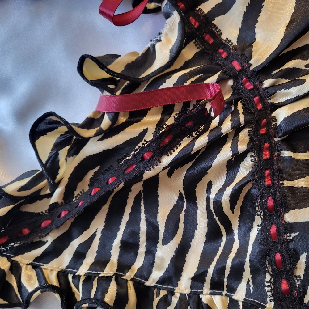 Three piece gold and black lingerie Set (Large) Robe, Cami, Thong Underwear. - Picture 6 of 10
